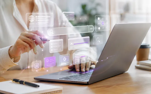 Profesional trabajando con una interfaz de búsqueda y contenidos digitales conectados, representando SEO e inteligencia artificial.